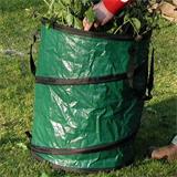Mit Baumschnitt gefüllter Gartensack
